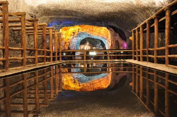 O 'espelho', ao lado da Catedral de Sal, em Zipaquirá, próximo à Bogotá, na Colômbia